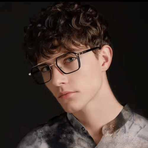 Essa é uma foto de armação de óculos, sendo um óculos exclusivo, a armacao óculos esta em oferta, aproveite esse óculos leitura para deixar seu visual mais estiloso. Essa é uma armação de oculos masculino e também armação de oculos de grau feminino, é considerado umas das armação de óculos de grau masculino mais vendidos.