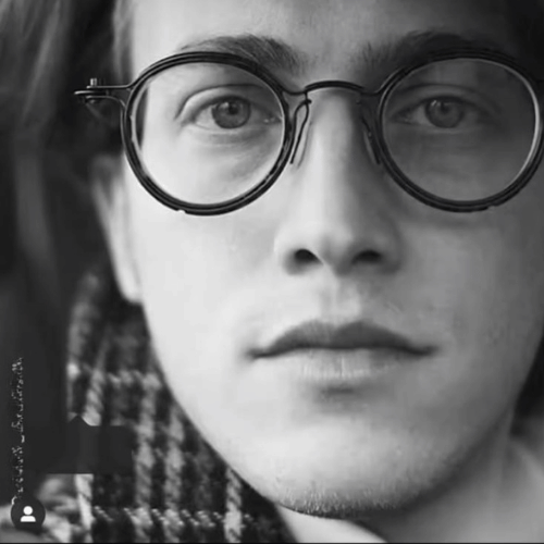 Essa é uma foto de armação de óculos, sendo um óculos exclusivo, a armacao óculos esta em oferta, aproveite esse óculos leitura para deixar seu visual mais estiloso. Essa é uma armação de oculos masculino e também armação de oculos de grau feminino, é considerado umas das armação de óculos de grau masculino mais vendidos.