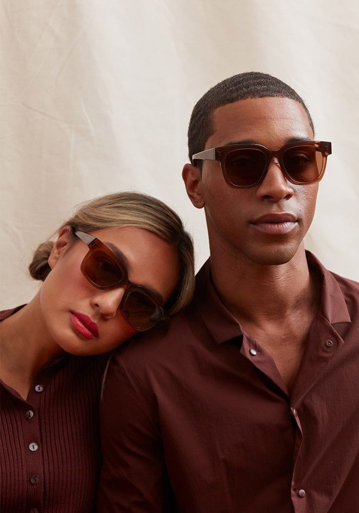 Homem e Mulher usando óculos de sol, são modelos de óculos de sol masculino e óculos de sol feminino, todos óculos polarizados e com proteção uv 400