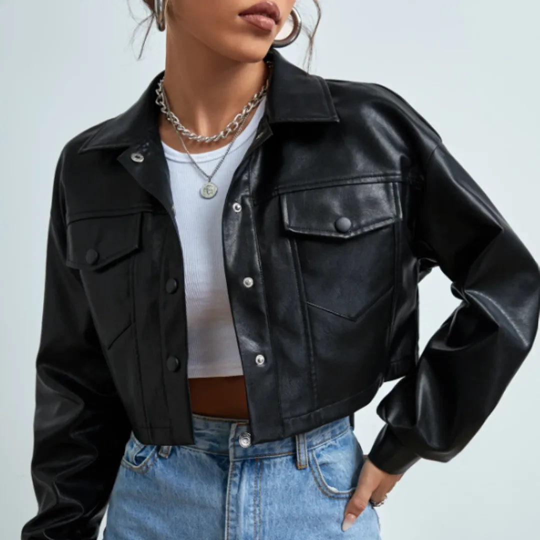 jaqueta cropped feminina, jaqueta couro sintético preta, jaqueta feminina com bolsos, jaqueta preta curta, jaqueta outono inverno feminina, jaqueta feminina moderna, jaqueta urbana feminina