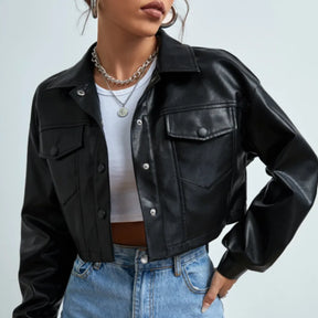 jaqueta cropped feminina, jaqueta couro sintético preta, jaqueta feminina com bolsos, jaqueta preta curta, jaqueta outono inverno feminina, jaqueta feminina moderna, jaqueta urbana feminina