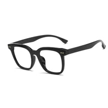 Essa é uma foto de uma pessoa usando armação de óculos, sendo um óculos exclusivo, a armacao óculos esta em oferta, aproveite esse óculos leitura para deixar seu visual mais estiloso. Essa é uma armação de oculos masculino e também armação de oculos de grau feminino, é considerado umas das armação de óculos de grau masculino mais vendidos.