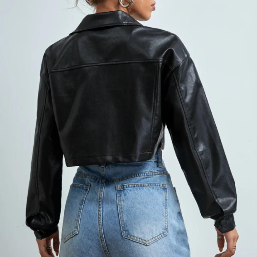 jaqueta cropped feminina, jaqueta couro sintético preta, jaqueta feminina com bolsos, jaqueta preta curta, jaqueta outono inverno feminina, jaqueta feminina moderna, jaqueta urbana feminina