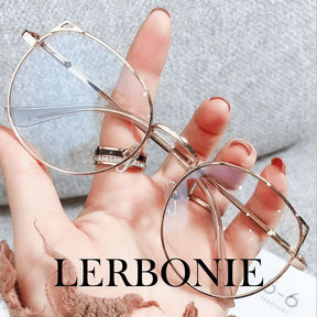 Essa é uma foto de armação de óculos, sendo um óculos exclusivo, a armacao óculos esta em oferta, aproveite esse óculos leitura para deixar seu visual mais estiloso. Essa é uma armação de oculos masculino e também armação de oculos de grau feminino, é considerado umas das armação de óculos de grau masculino mais vendidos.
