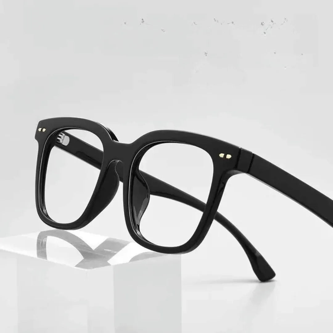 Essa é uma foto de uma pessoa usando armação de óculos, sendo um óculos exclusivo, a armacao óculos esta em oferta, aproveite esse óculos leitura para deixar seu visual mais estiloso. Essa é uma armação de oculos masculino e também armação de oculos de grau feminino, é considerado umas das armação de óculos de grau masculino mais vendidos.