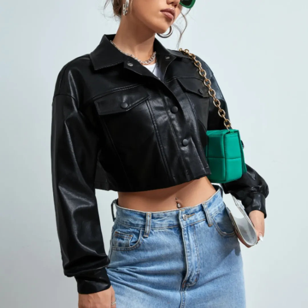 jaqueta cropped feminina, jaqueta couro sintético preta, jaqueta feminina com bolsos, jaqueta preta curta, jaqueta outono inverno feminina, jaqueta feminina moderna, jaqueta urbana feminina