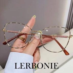 Essa é uma foto de armação de óculos, sendo um óculos exclusivo, a armacao óculos esta em oferta, aproveite esse óculos leitura para deixar seu visual mais estiloso. Essa é uma armação de oculos masculino e também armação de oculos de grau feminino, é considerado umas das armação de óculos de grau masculino mais vendidos.
