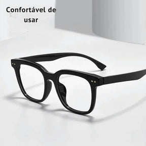 Essa é uma foto de uma pessoa usando armação de óculos, sendo um óculos exclusivo, a armacao óculos esta em oferta, aproveite esse óculos leitura para deixar seu visual mais estiloso. Essa é uma armação de oculos masculino e também armação de oculos de grau feminino, é considerado umas das armação de óculos de grau masculino mais vendidos.