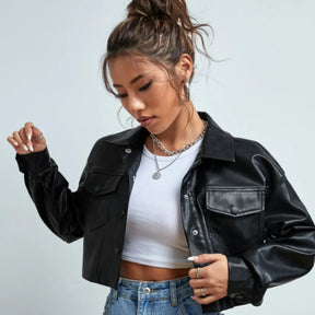 jaqueta cropped feminina, jaqueta couro sintético preta, jaqueta feminina com bolsos, jaqueta preta curta, jaqueta outono inverno feminina, jaqueta feminina moderna, jaqueta urbana feminina