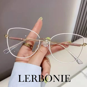 Essa é uma foto de armação de óculos, sendo um óculos exclusivo, a armacao óculos esta em oferta, aproveite esse óculos leitura para deixar seu visual mais estiloso. Essa é uma armação de oculos masculino e também armação de oculos de grau feminino, é considerado umas das armação de óculos de grau masculino mais vendidos.
