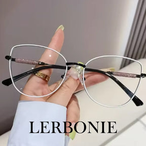 Essa é uma foto de armação de óculos, sendo um óculos exclusivo, a armacao óculos esta em oferta, aproveite esse óculos leitura para deixar seu visual mais estiloso. Essa é uma armação de oculos masculino e também armação de oculos de grau feminino, é considerado umas das armação de óculos de grau masculino mais vendidos.
