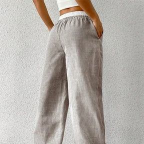 Calça Feminina Listrada Perna Larga – Streetwear Elegante