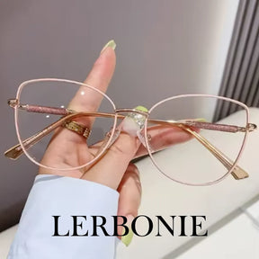 Essa é uma foto de armação de óculos, sendo um óculos exclusivo, a armacao óculos esta em oferta, aproveite esse óculos leitura para deixar seu visual mais estiloso. Essa é uma armação de oculos masculino e também armação de oculos de grau feminino, é considerado umas das armação de óculos de grau masculino mais vendidos.
