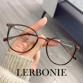 Essa é uma foto de armação de óculos, sendo um óculos exclusivo, a armacao óculos esta em oferta, aproveite esse óculos leitura para deixar seu visual mais estiloso. Essa é uma armação de oculos masculino e também armação de oculos de grau feminino, é considerado umas das armação de óculos de grau masculino mais vendidos.
