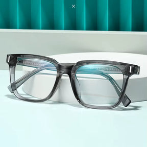 Essa é uma foto de armação de óculos, sendo um óculos exclusivo, a armacao óculos esta em oferta, aproveite esse óculos leitura para deixar seu visual mais estiloso. Essa é uma armação de oculos masculino e também armação de oculos de grau feminino, é considerado umas das armação de óculos de grau masculino mais vendidos.

