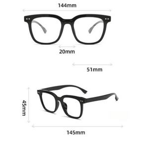 Essa é uma foto de uma pessoa usando armação de óculos, sendo um óculos exclusivo, a armacao óculos esta em oferta, aproveite esse óculos leitura para deixar seu visual mais estiloso. Essa é uma armação de oculos masculino e também armação de oculos de grau feminino, é considerado umas das armação de óculos de grau masculino mais vendidos.