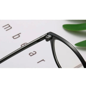 Essa é uma foto de uma pessoa usando armação de óculos, sendo um óculos exclusivo, a armacao óculos esta em oferta, aproveite esse óculos leitura para deixar seu visual mais estiloso.