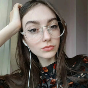 Essa é uma foto de uma pessoa usando armação de óculos, sendo um óculos exclusivo, a armacao óculos de óculos esta em oferta, aproveite esse óculos leitura.