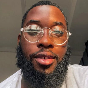 Essa é uma foto de uma pessoa usando armação de óculos, sendo um óculos exclusivo, a armacao óculos de óculos esta em oferta, aproveite esse óculos leitura.