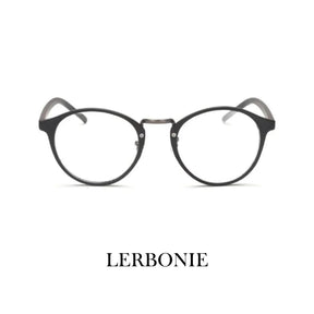 Essa é uma foto de uma pessoa usando armação de óculos, sendo um óculos exclusivo, a armacao óculos de óculos esta em oferta, aproveite esse óculos leitura.
