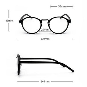 Essa é uma foto de uma pessoa usando armação de óculos, sendo um óculos exclusivo, a armacao óculos de óculos esta em oferta, aproveite esse óculos leitura.